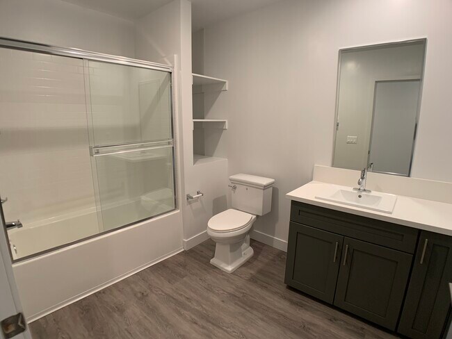 Photo - 14639-14645 Vanowen St