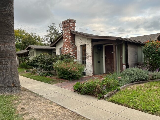 Building Photo - 5958 N Walnut Grove Ave