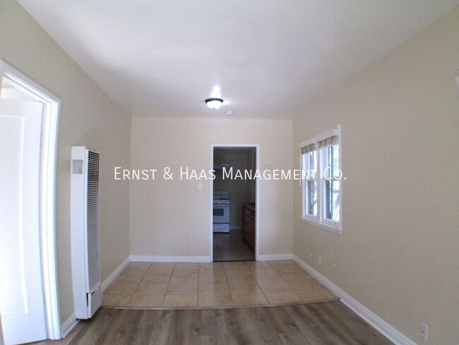 Photo - 935 E 5th St