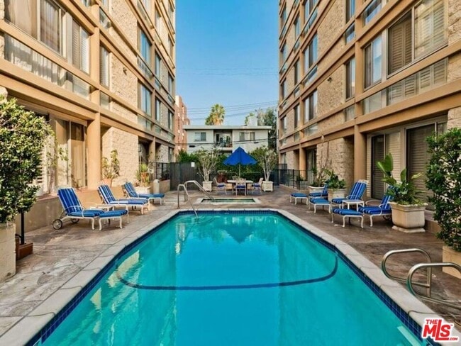 Photo - 320 N Maple Dr Unit PH-605