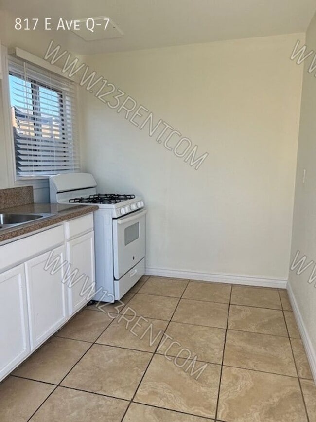 Photo - 817 E Ave Q-7