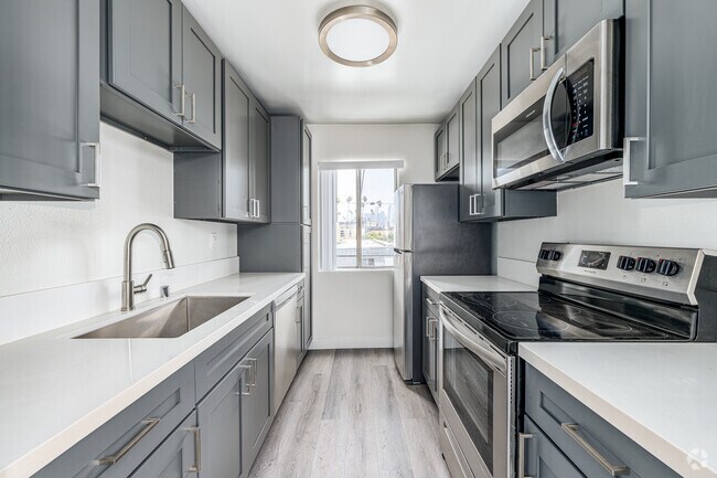 2BR, 2BA - 1030SF - Kitchen - Menlo 2
