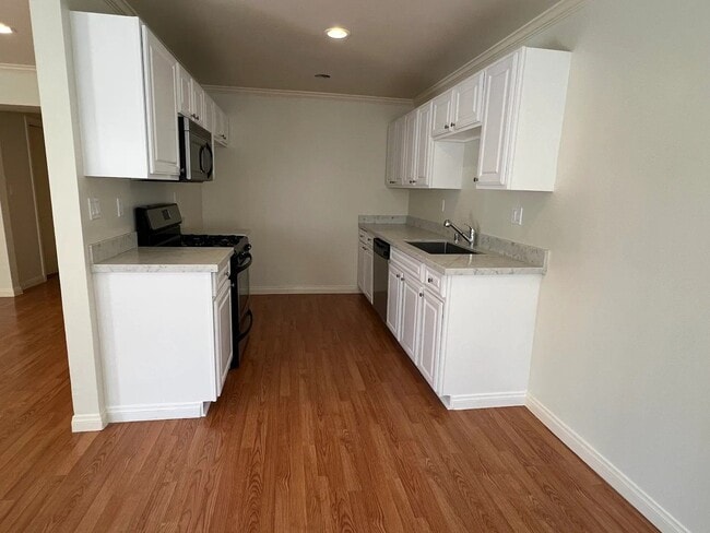 Photo - 625 E Cypress Ave Unit B