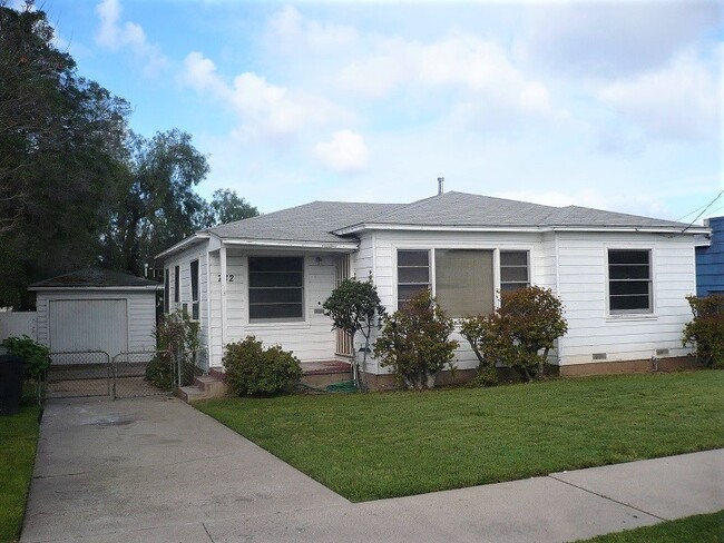 Building Photo - Single story house with large yard