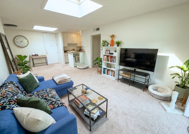 Building Photo - Spacious Top-Floor Condo with Balcony Views in Mission Valley Unit 304