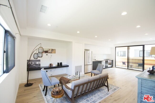 Building Photo - 860 S Wilton Pl Rental
