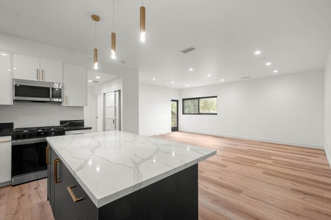 Building Photo - 1920 S Sherbourne Dr Unit 1920