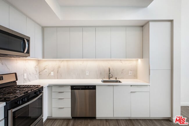 Photo - 5750 Hollywood Blvd Unit 733