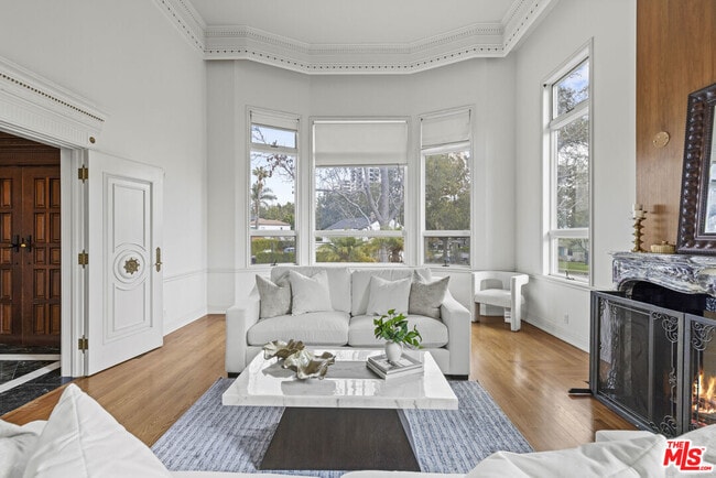 Photo - 865 Warner Ave