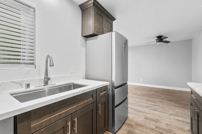 Building Photo - Pet Friendly & Remodeled 1BR Condo Near SD... Unit 5