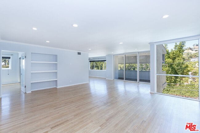 Building Photo - 1539 Laurel Ave Unit 306