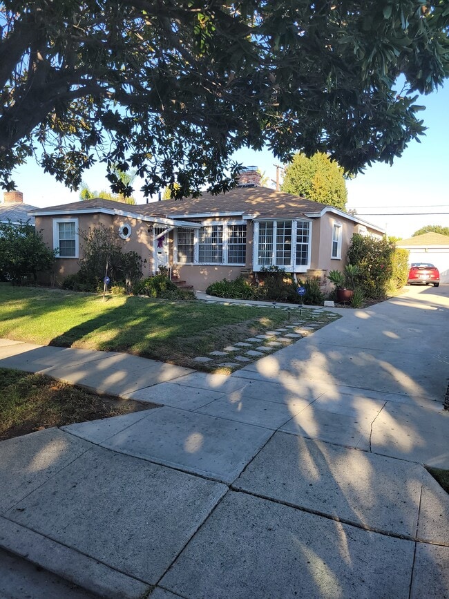 Front and long extra wide driveway - 4734 Allott Ave