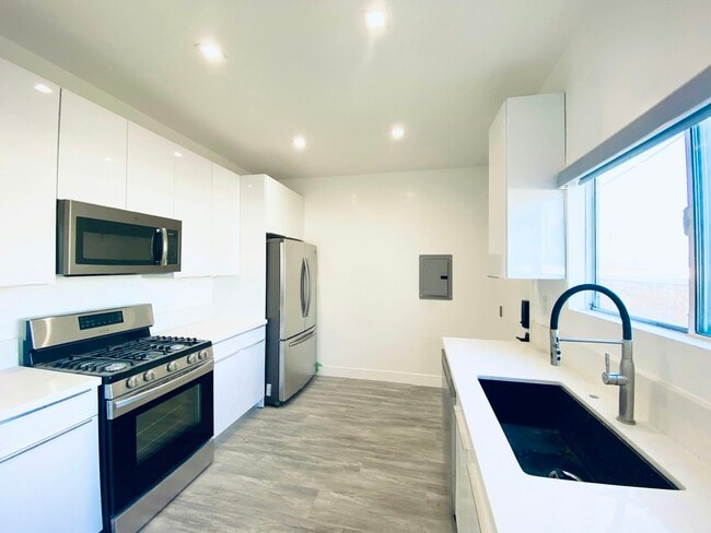 Building Photo - 627 Brittania St Unit 629