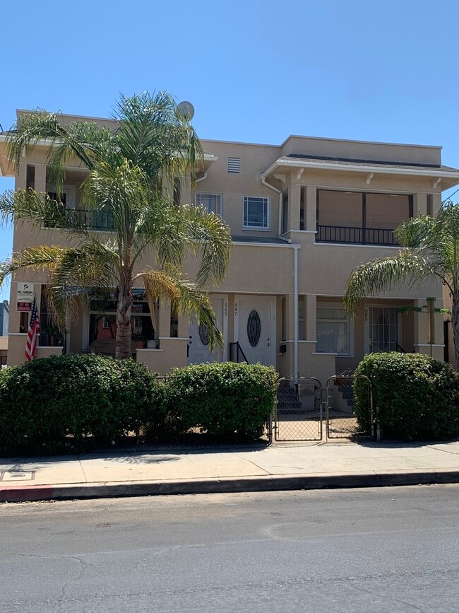 Frontage - 687 W 11th St Unit 687