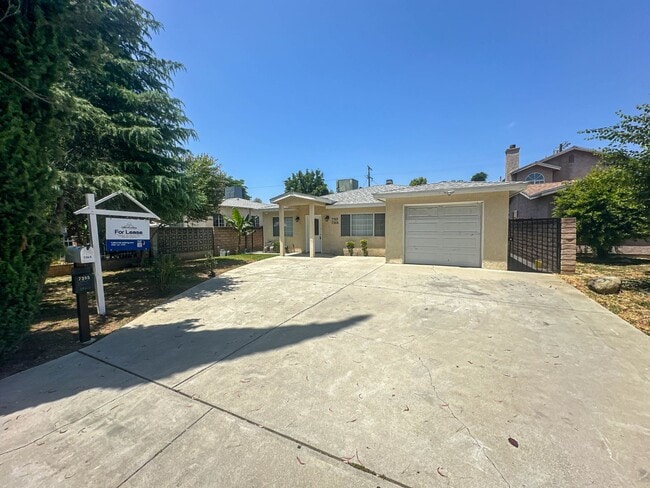 Building Photo - COMING SOON! Charming Reseda 4 Bedroom PLUS Office for Rent!