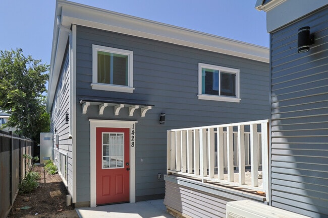 Building Photo - 1426 W 27th St Unit 1428