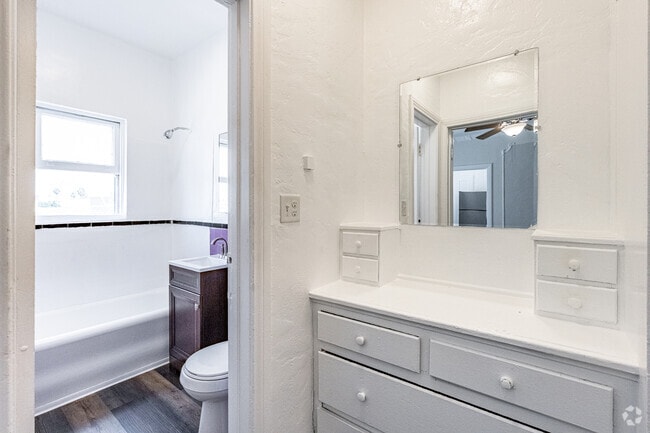 Studio - 450SF - Bathroom - Park Gramercy Apartments