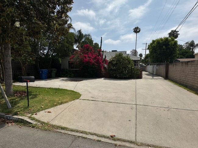 3 Bed, 2 Bath Home in Lake Balboa - 3 Bed, 2 Bath Home in Lake Balboa