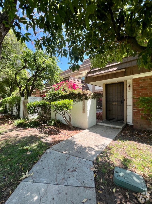 Building Photo - 10335 Larwin Ave Rental