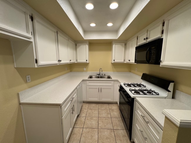 Building Photo - 8167 Vineyard Ave