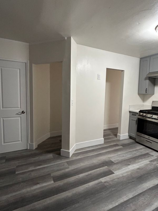 Building Photo - 1631 W 12th St Unit 1633 1/2