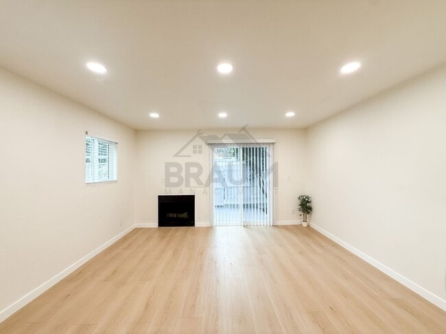 Building Photo - 14257 Friar St Unit 1