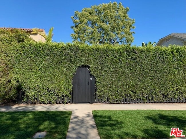 Building Photo - 1244 S Sycamore Ave