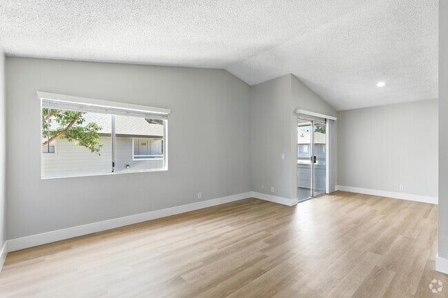 2BR, 2BA - 945SF - Living Room - The Ashton