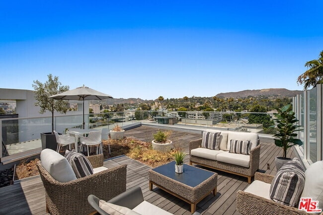 Building Photo - 5750 Hollywood Blvd Unit 731 Rental