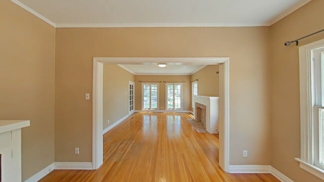 Living room - 207 W Windsor Rd Unit 207