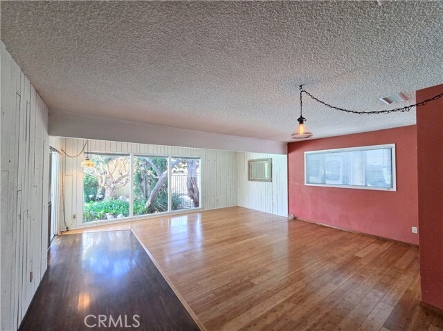 Photo - 2080 Senasac Ave