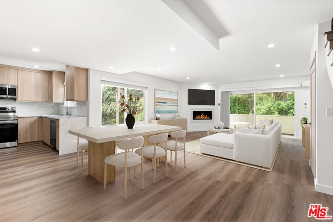 Building Photo - 2449 Beachwood Dr Unit 13