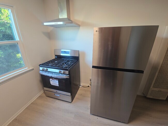 Building Photo - 6336 1/2 Simpson Ave Unit 6336 1/2