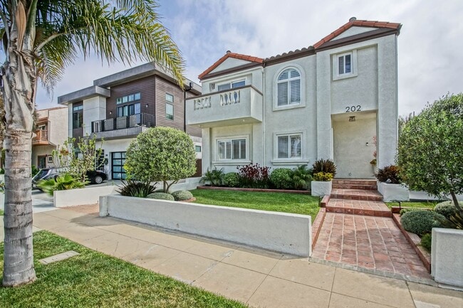 Building Photo - Beautifully Remodeled, Detached Front Town... Rental