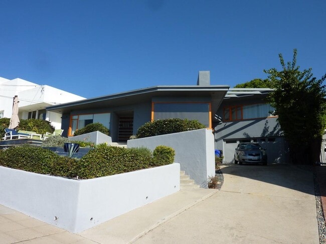 Building Photo - Close to Downtown! Mid-Century Modern Home...