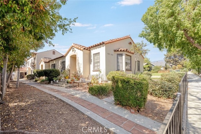 Building Photo - 1367 N Mentor Ave