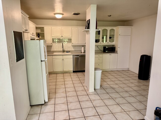 Kitchen - 440 Veteran Ave Unit 407