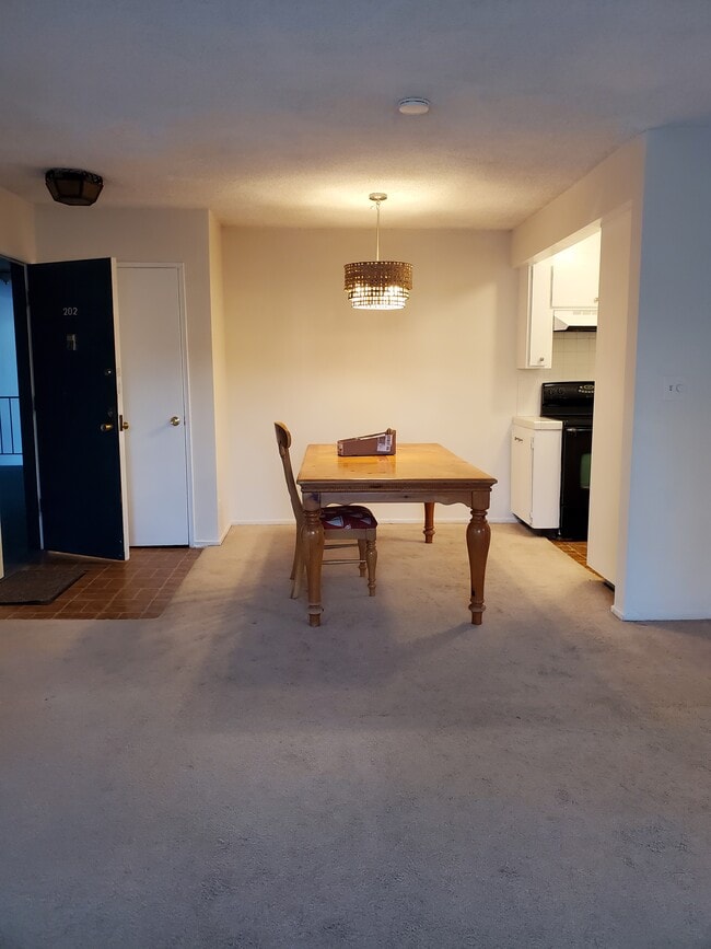 Dining Room - 6199 Canterbury Dr Unit 202