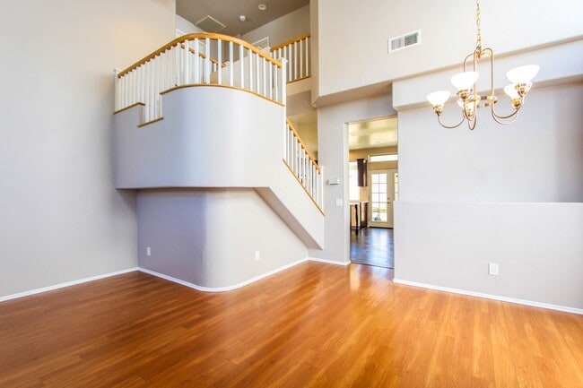 Photo - 655 Roscoe St