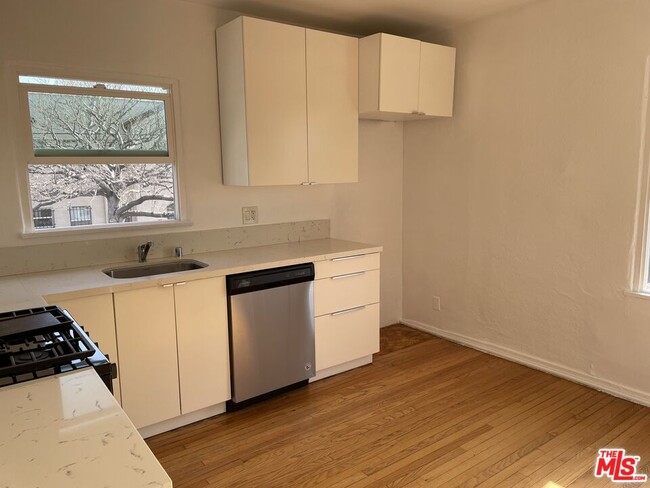 Photo - 368 N Genesee Ave Unit B