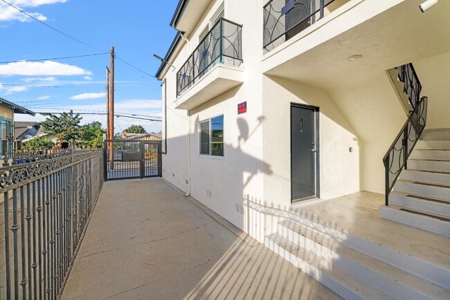 Photo - 626 W 54th St