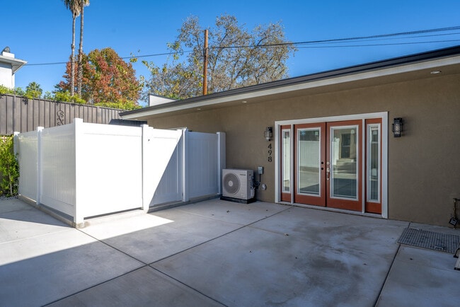 Front view of unit #498 - 498 S Marengo Ave