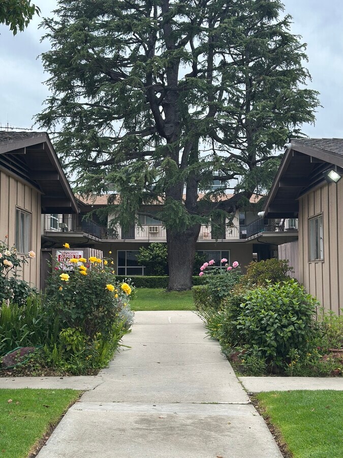 Photo - 10863-10881 Whipple St