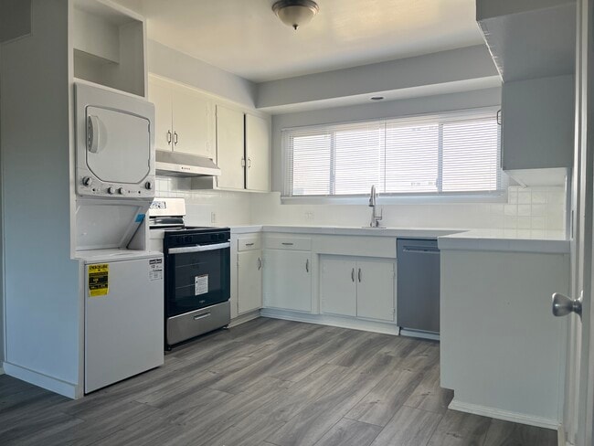 Building Photo - 2250 N Frederic St Unit D
