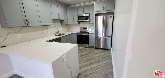Building Photo - 827 2nd St Unit 301