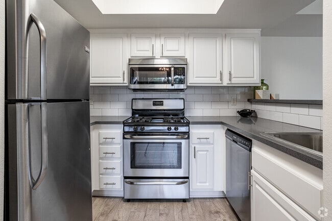 2BR, 2BA - 880SF - Kitchen - Madison Newport Apartment Homes