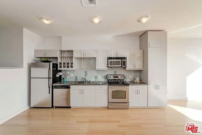 Building Photo - 3810 Wilshire Blvd Unit 1011