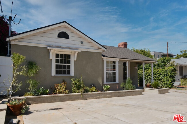 Photo - 10829 Kling St House