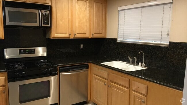 Building Photo - 2915 Montrose Ave Unit 2915 Montrose Ave Rental
