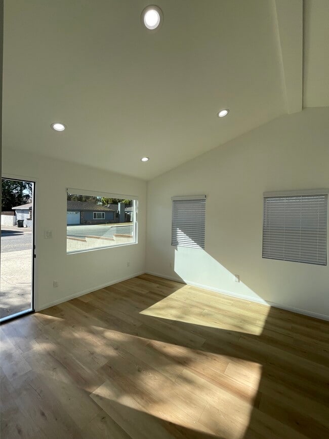 Photo - 327 Aliso St